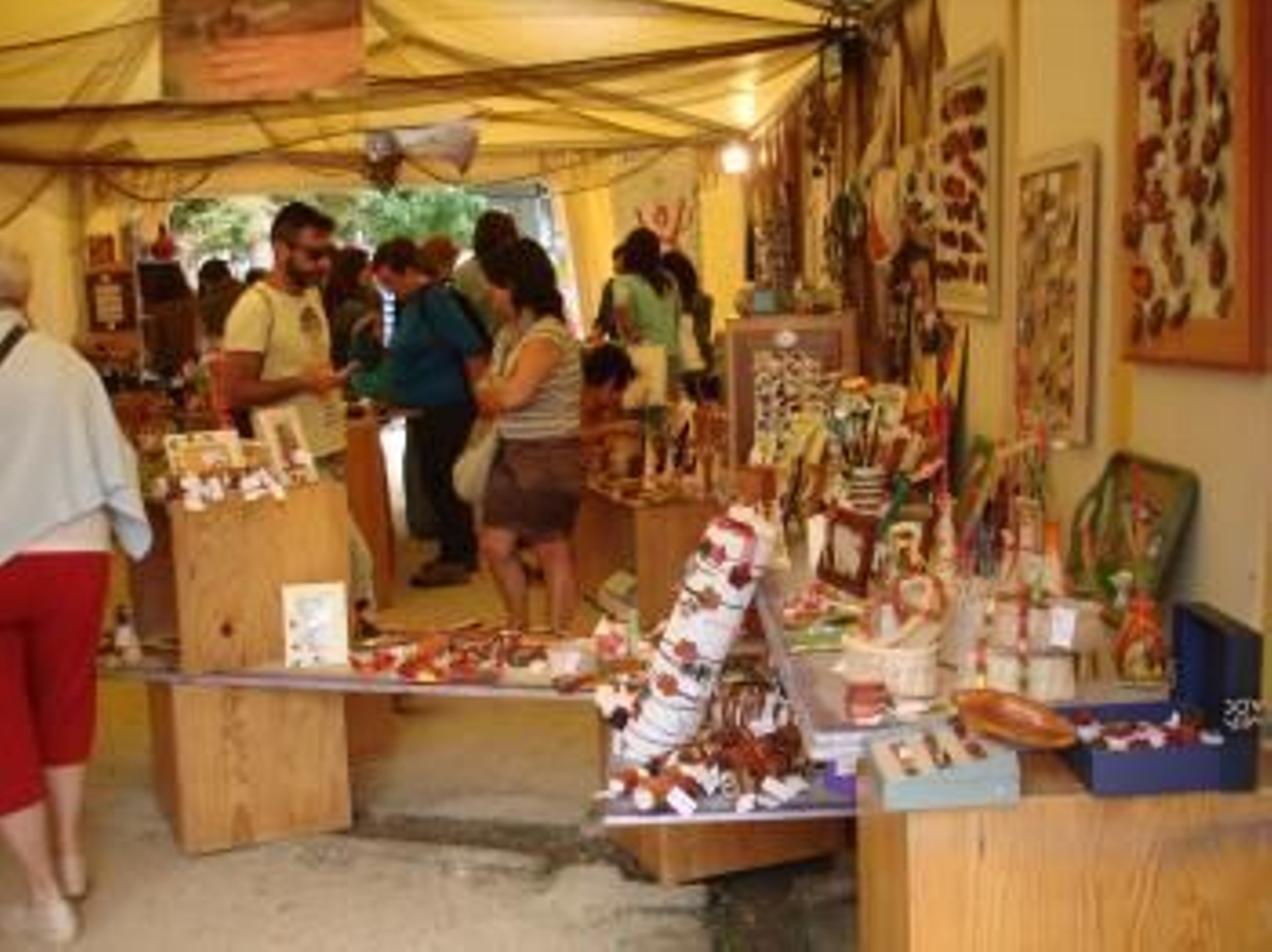 Primera jornada del Mercado Solidario instalado en la calle Carabela Pinta de Baiona.