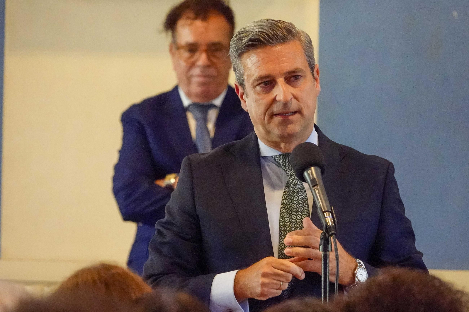 Galería | Emotiva despedida en Vigo al exjuez decano Germán Serrano