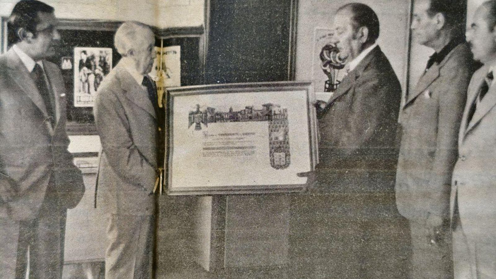 Don Alejandro Outeiriño Rodríguez recibe el nombramiento de manos de don Constantino Lobo Montero.