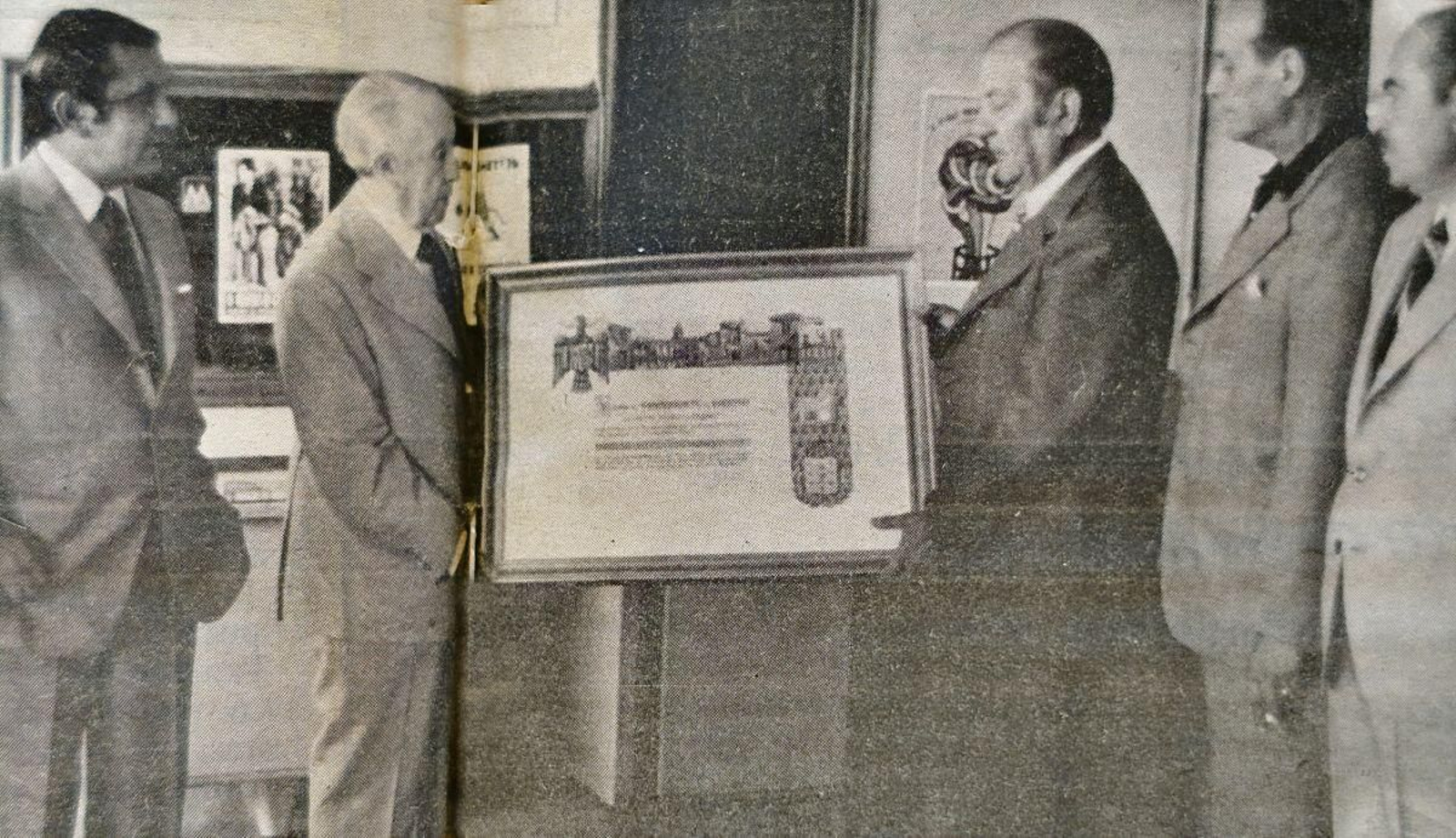 Don Alejandro Outeiriño Rodríguez recibe el nombramiento de manos de don Constantino Lobo Montero.