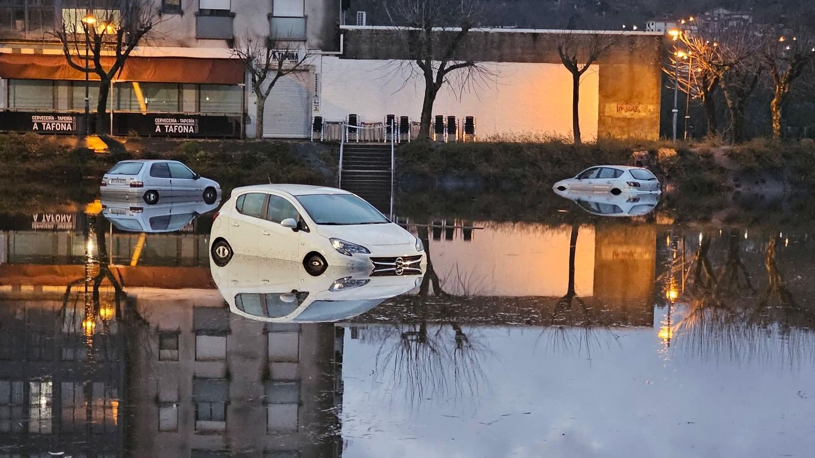 Coches inundados en Caldas por el desbordamiento del Umia.