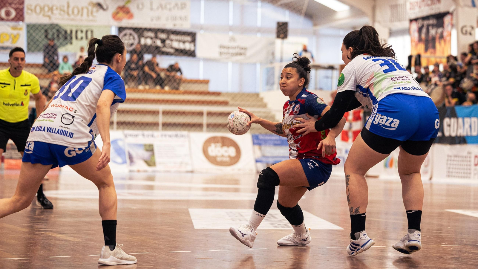 Pauli Fernández trata de meterse entre dos jugadoras del Aula Valladolid.