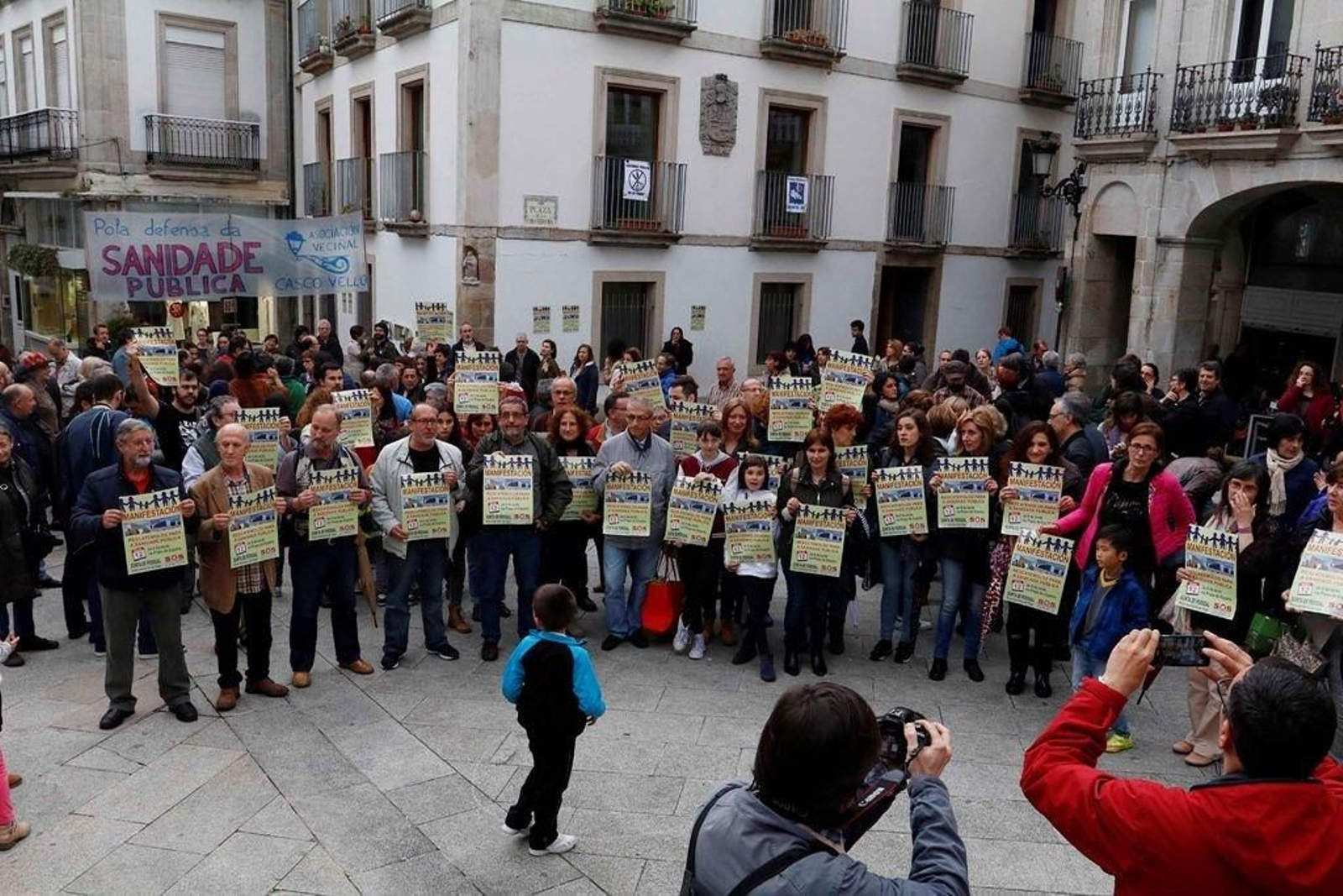 Protesta por una plaza ante el centro de salud del Casco Vello