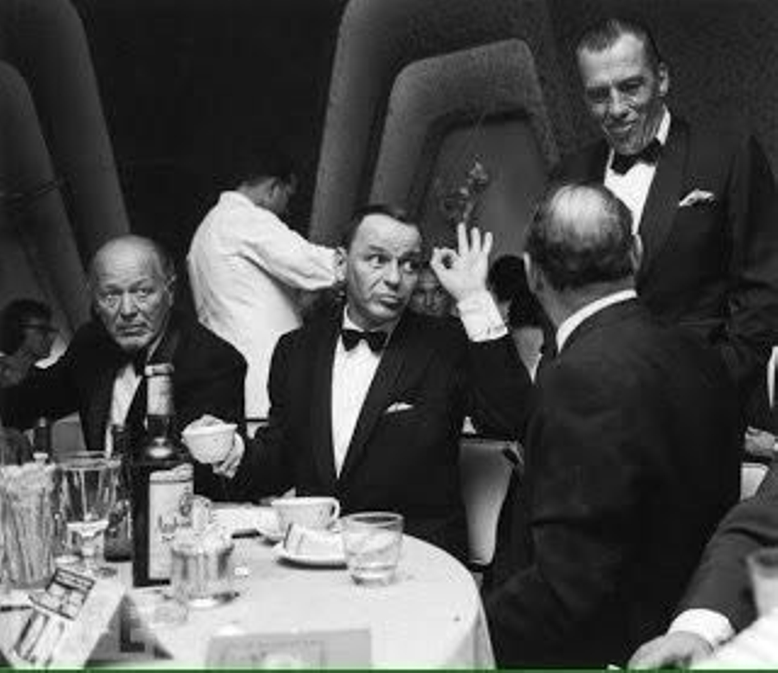 Fran Sinatra en el medio de la foto aprobando la cena.