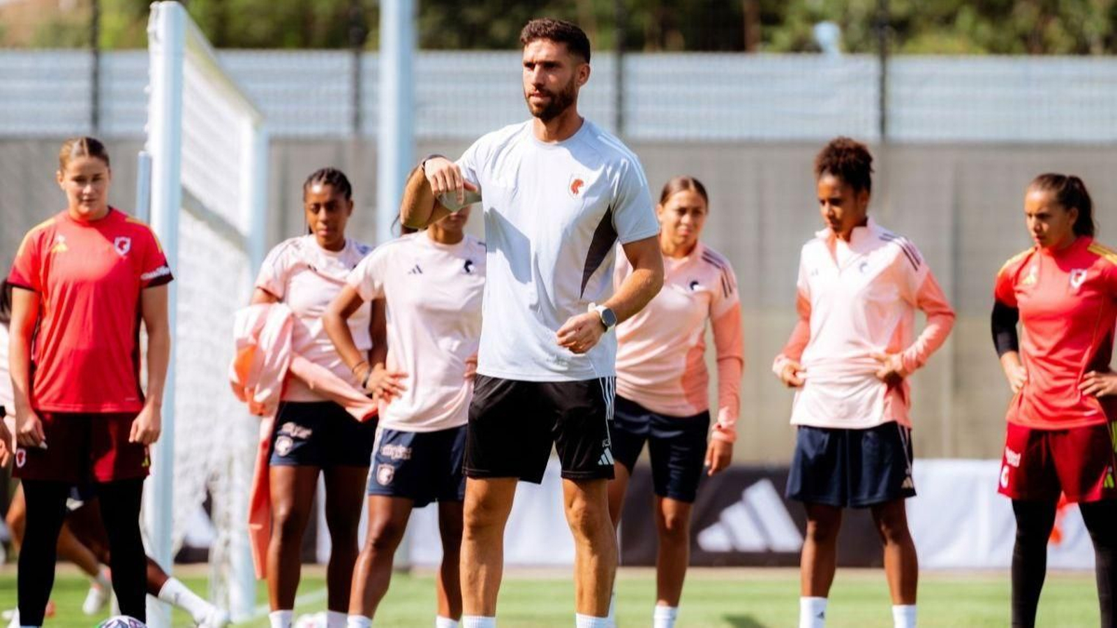El ourensano Andrés González, durante un entrenamiento con el Olympique de Lyon.