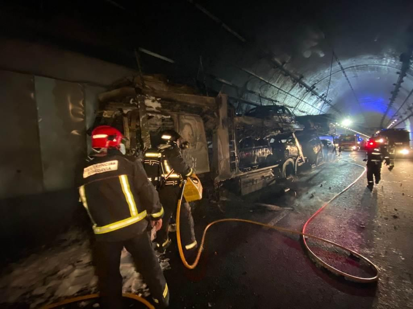 Así ha quedado el camión portacoches incendiado en A Cañiza 2