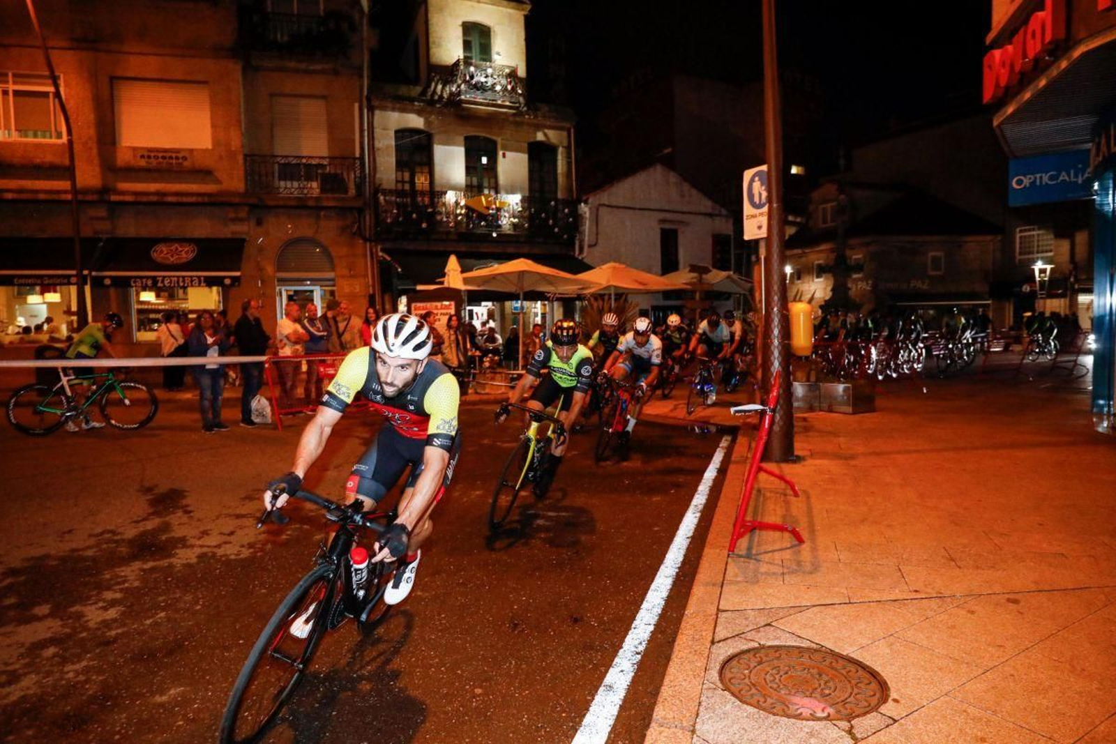 La Nocturna de O Porriño vivió una jornada de emoción y victoria de rostros conocidos en una prueba que cumplió su tradición y terminó con luz artificial.
