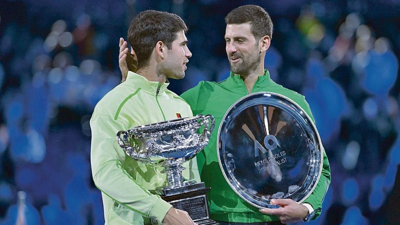 El tenista murciano recibe la felicitación del serbio durante una premiación que volvió a ejemplificar la buena relación que ambos mantienen.
