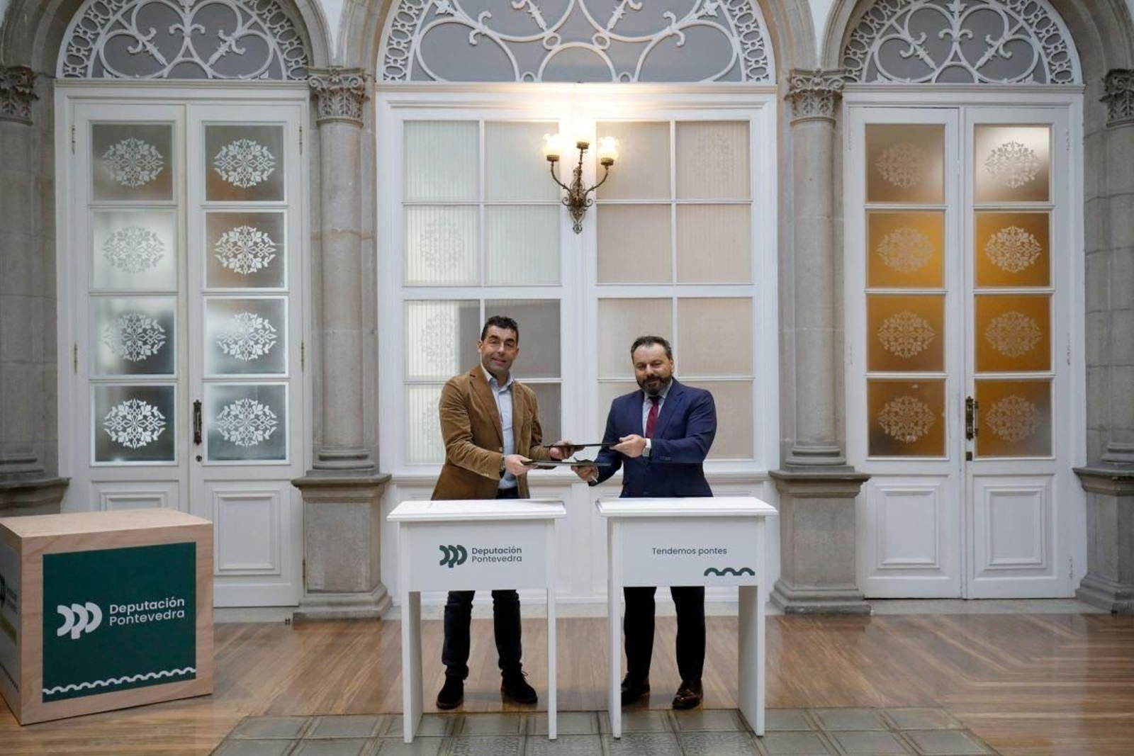 Luís López y Juan Francisco Ferreira durante la firma del convenio de colaboración en el Pazo provincial.