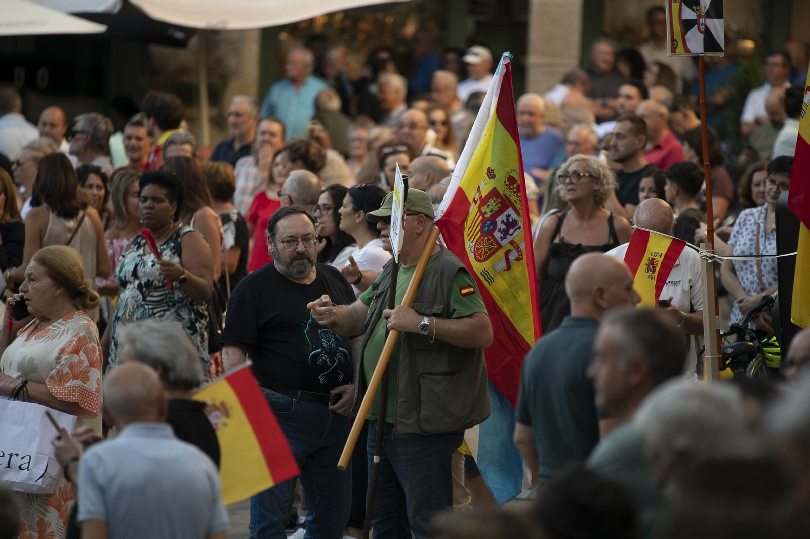 Vecinos y representantes políticos concentrados en la Praza Maior de Ourense frente al Concello durante la jornada de apoyo a Ceuta.