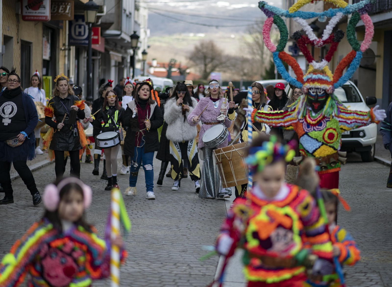 Galería | Viana do Bolo da inicio a su Entroido con el folión femenino