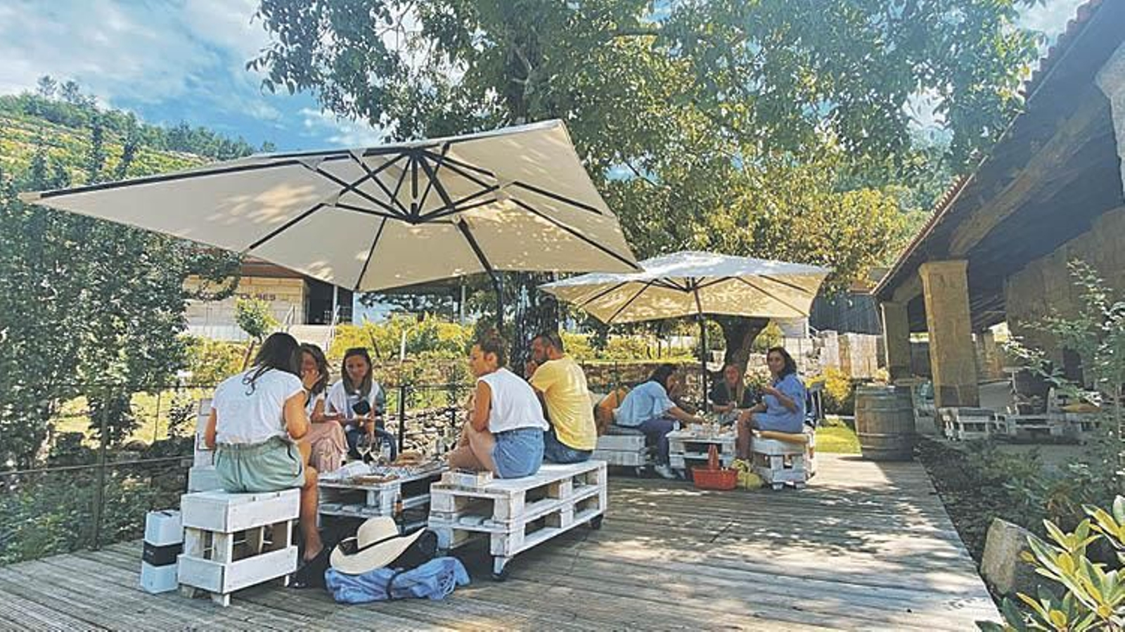 Visitantes en el Pazo de Toubes, ubicado en el Concello de Cenlle.