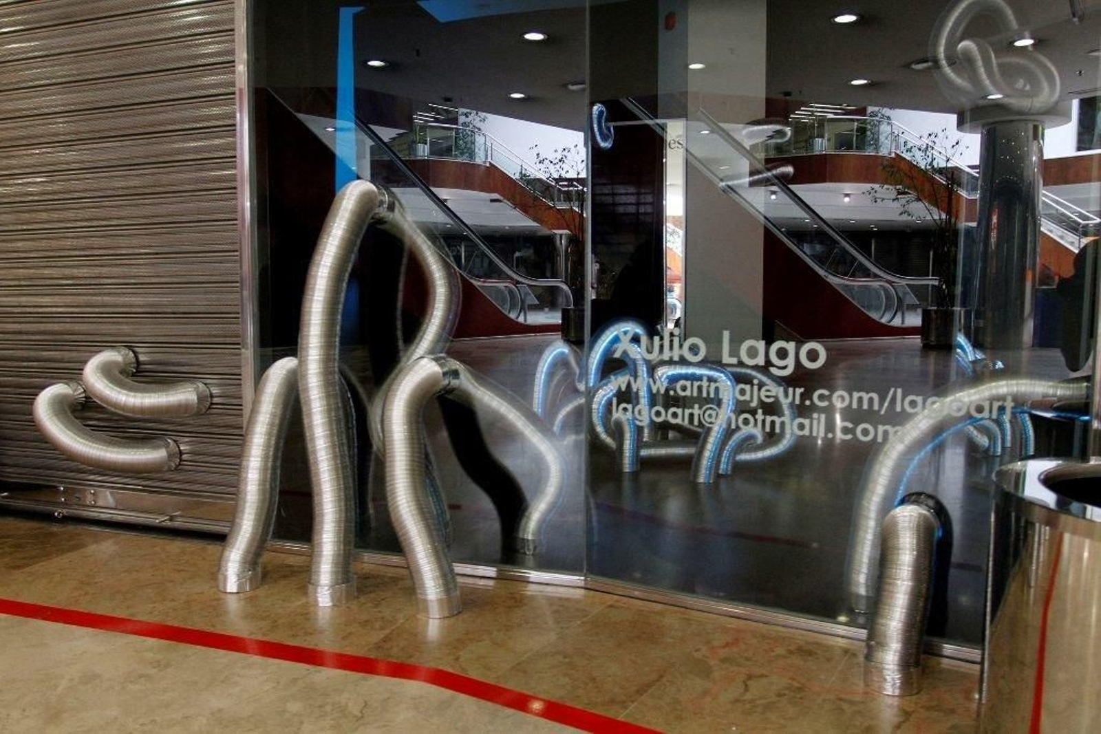 Xulio Lago, con su exposición en la sala Néctar, en Praza Elíptica. Frente a la sala, la instalación “Espacio cero”, del mismo autor.