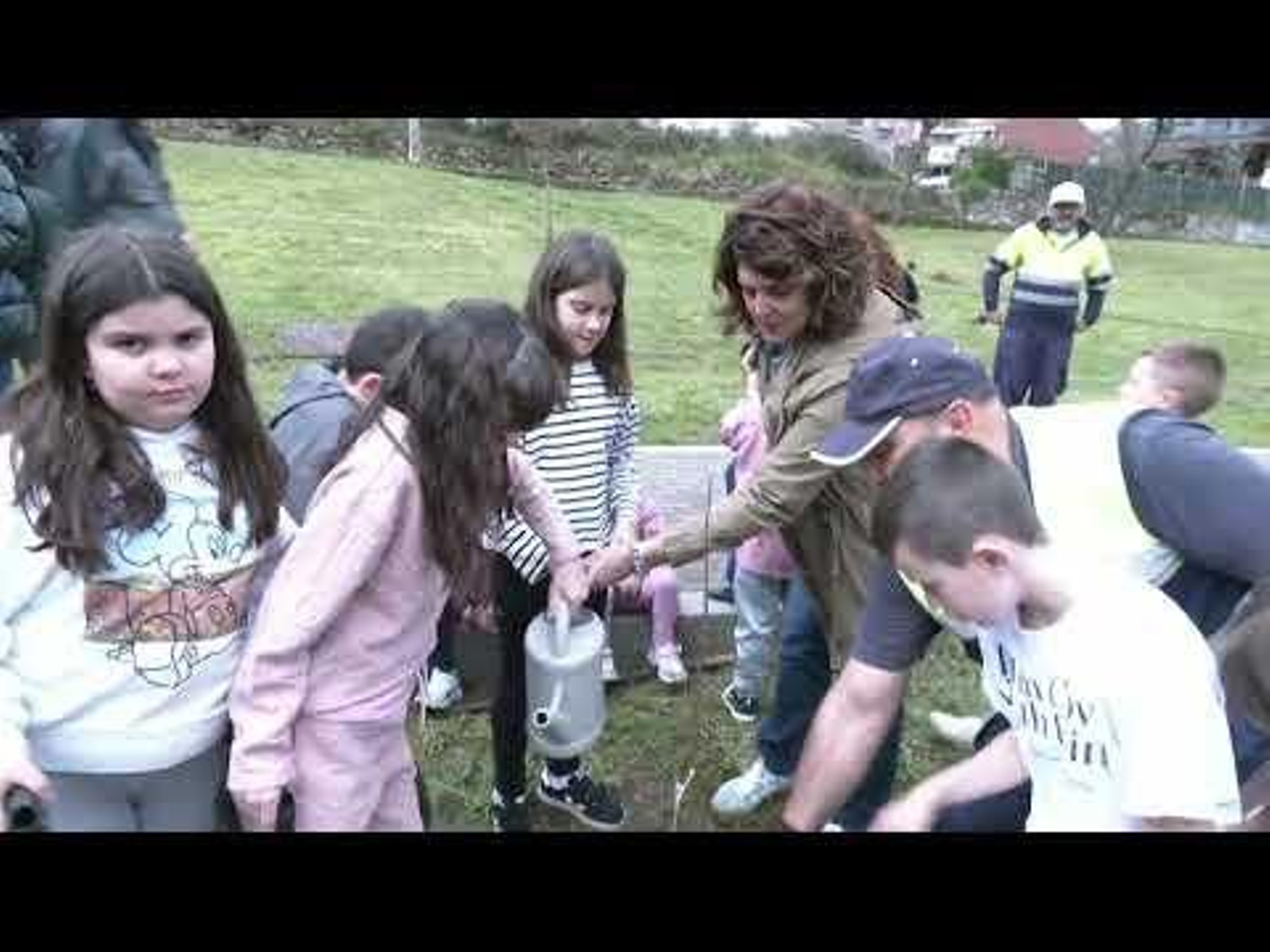 Plantación de árbores co alumnado do CEIP Filomena Dato 26.03.25