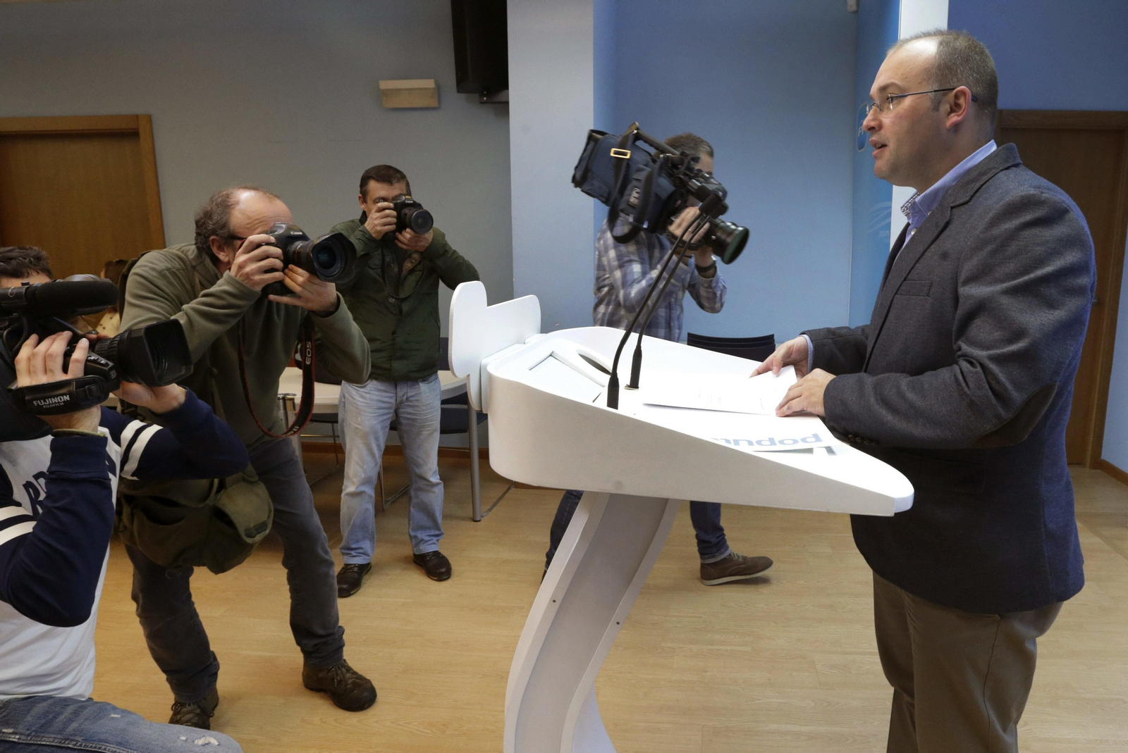 Miguel Tellado compareció ayer ante los medios en Santiago.