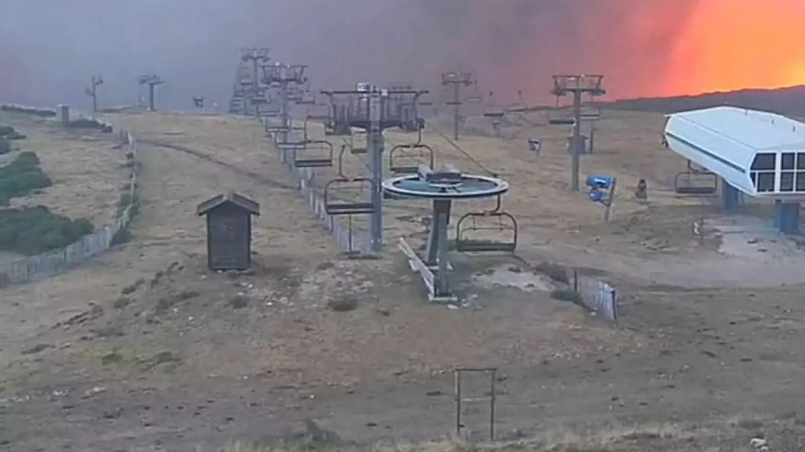 Incendio forestal en la Estación de Manzaneda.