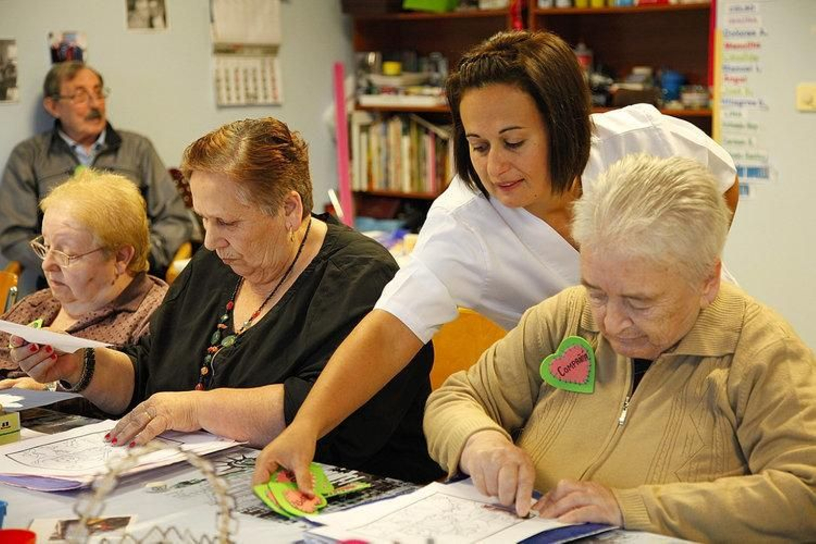 En los talleres de refuerzo de la memoria elaboraron corazones en los que escribían sus peticiónes.