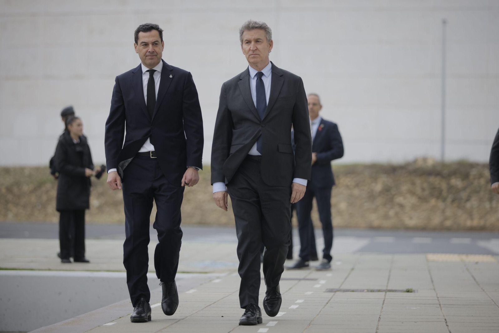 l presidente de la Junta de Andalucía, Juanma Moreno, junto a el presidente del PP, Alberto Nuñez Feijóo, a la llegada a la misa funeral en memoria de las 45 personas fallecidas en el accidente ferroviario de Adamuz (Córdoba).