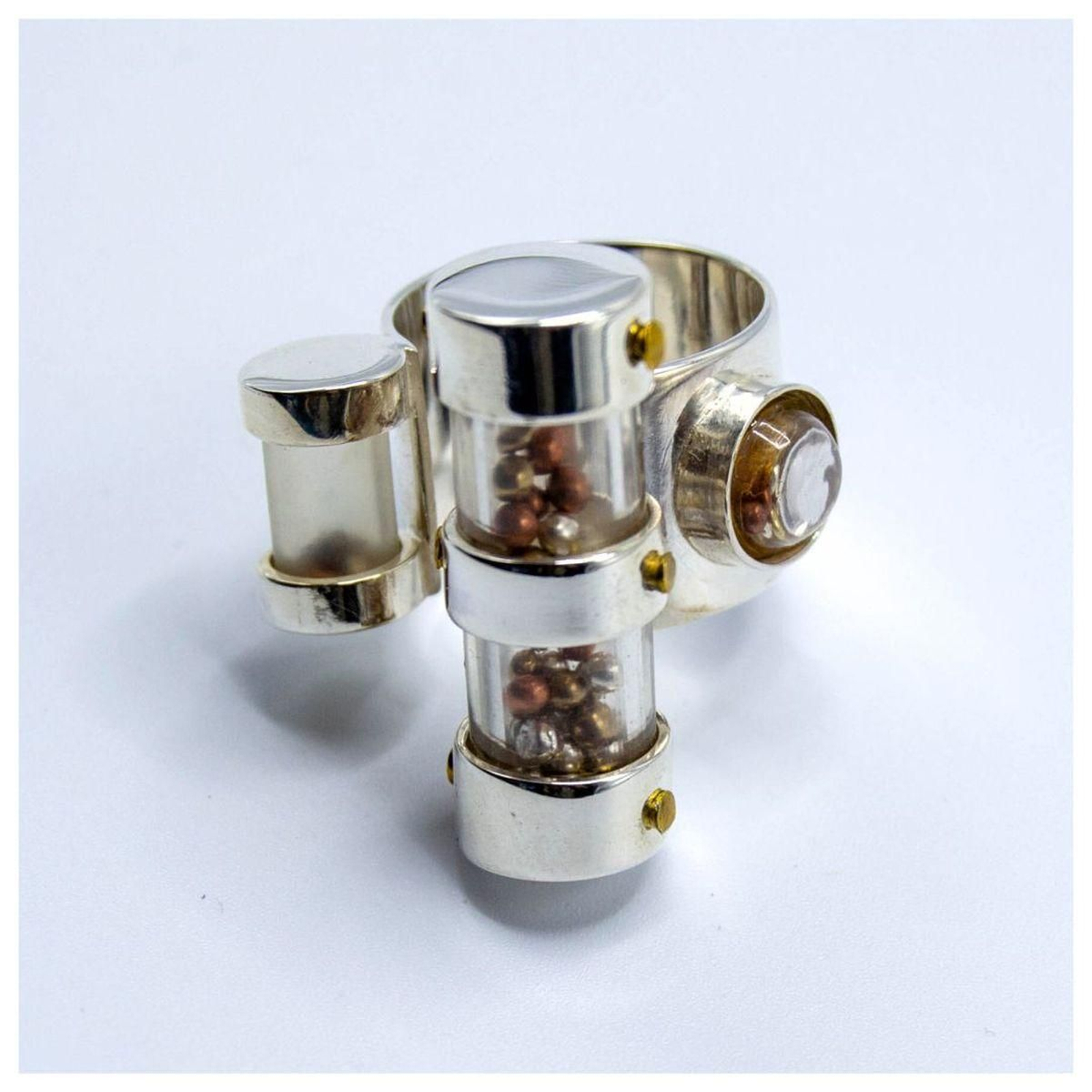 Carlota combina metales nobles y material reciclado