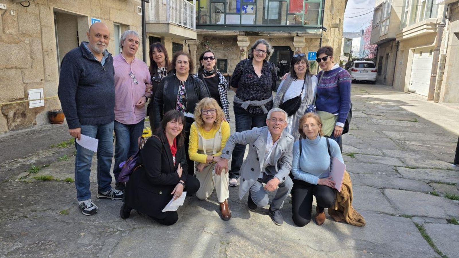 Parte del grupo de teatro tras leer sus poesías.