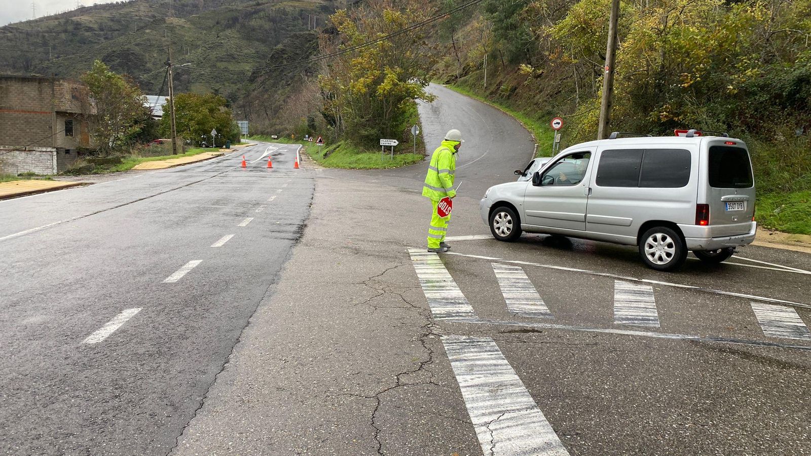 Desvío en O Barco por el hundimiento del firme en la N-536, a la altura de Candís