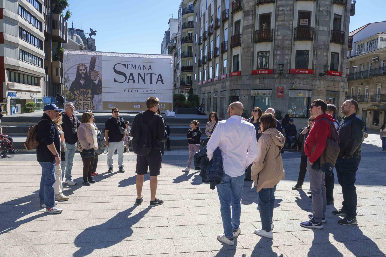 Un grupo de turistas en la Porta do Sol durante la Semana Santa pasada.