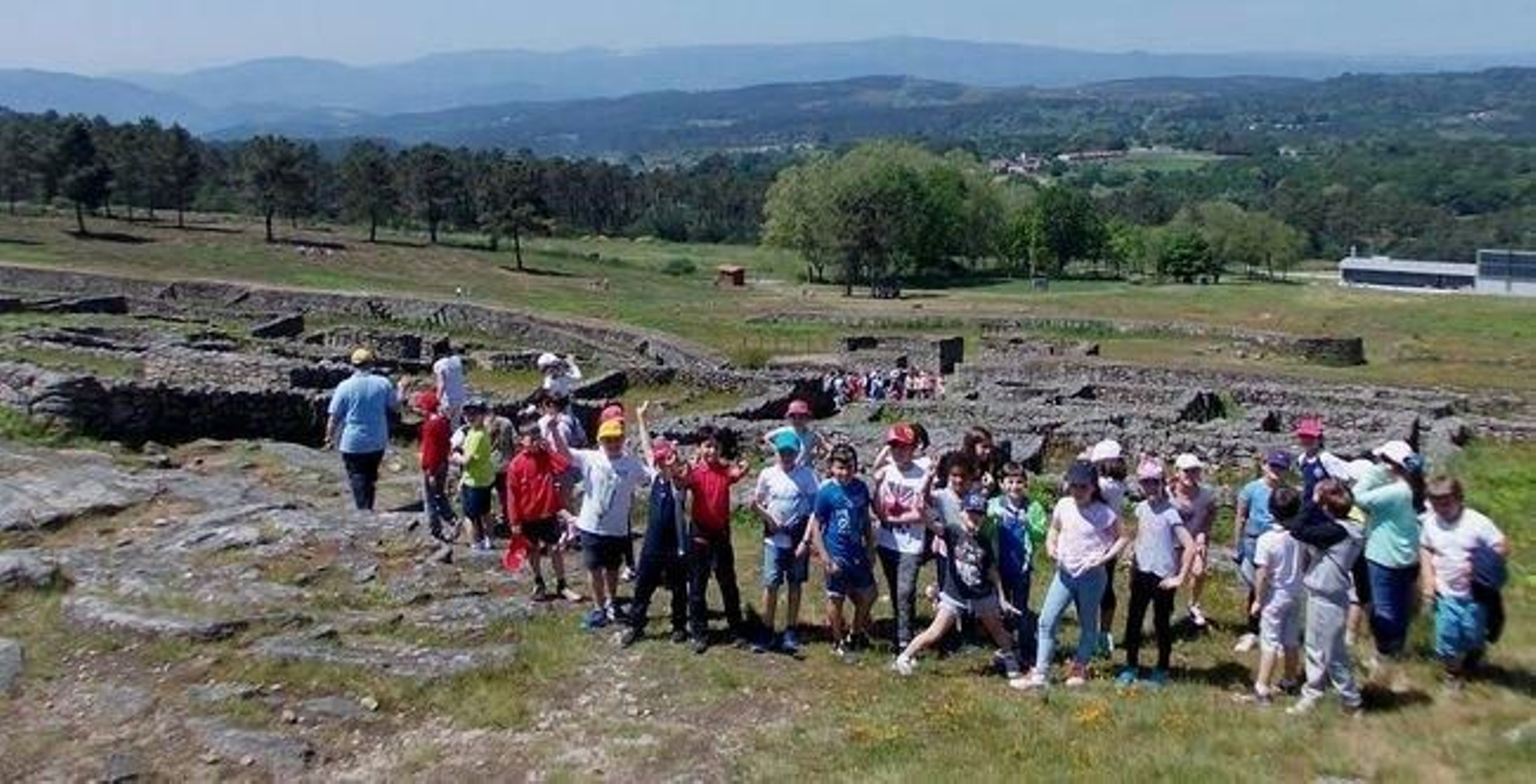 Alumnos del colegio Maristas de Ourense, en el castro.