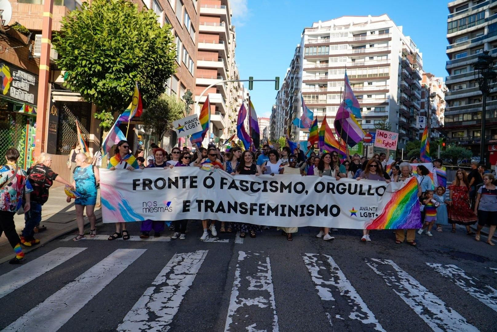 Galería | Una marea multicolor inunda las calles de Vigo por el Día del Orgullo LGTBIQ+