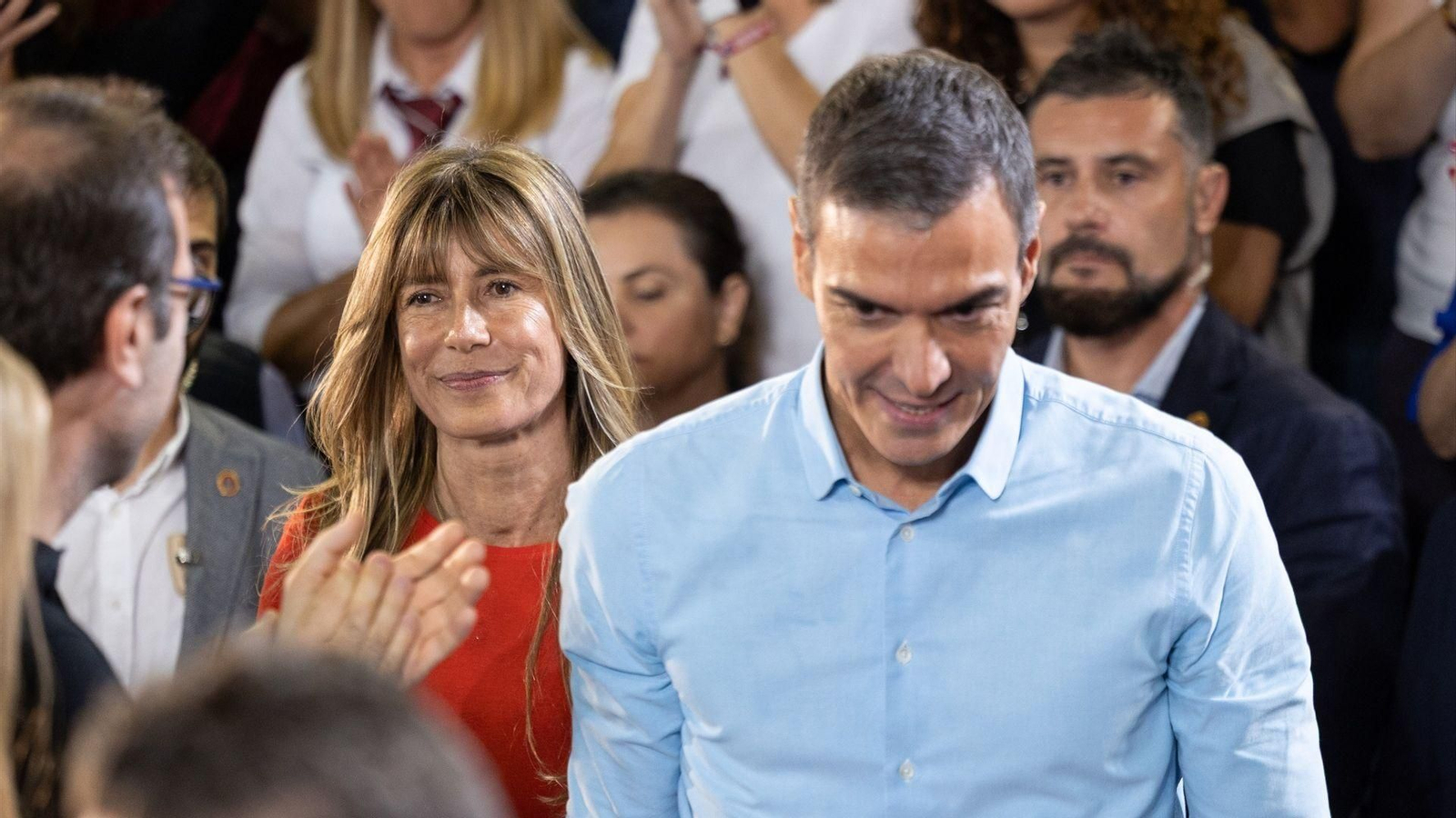 Begoña Gómez acompaña a Pedro Sánchez en un mitin de precampaña electoral.