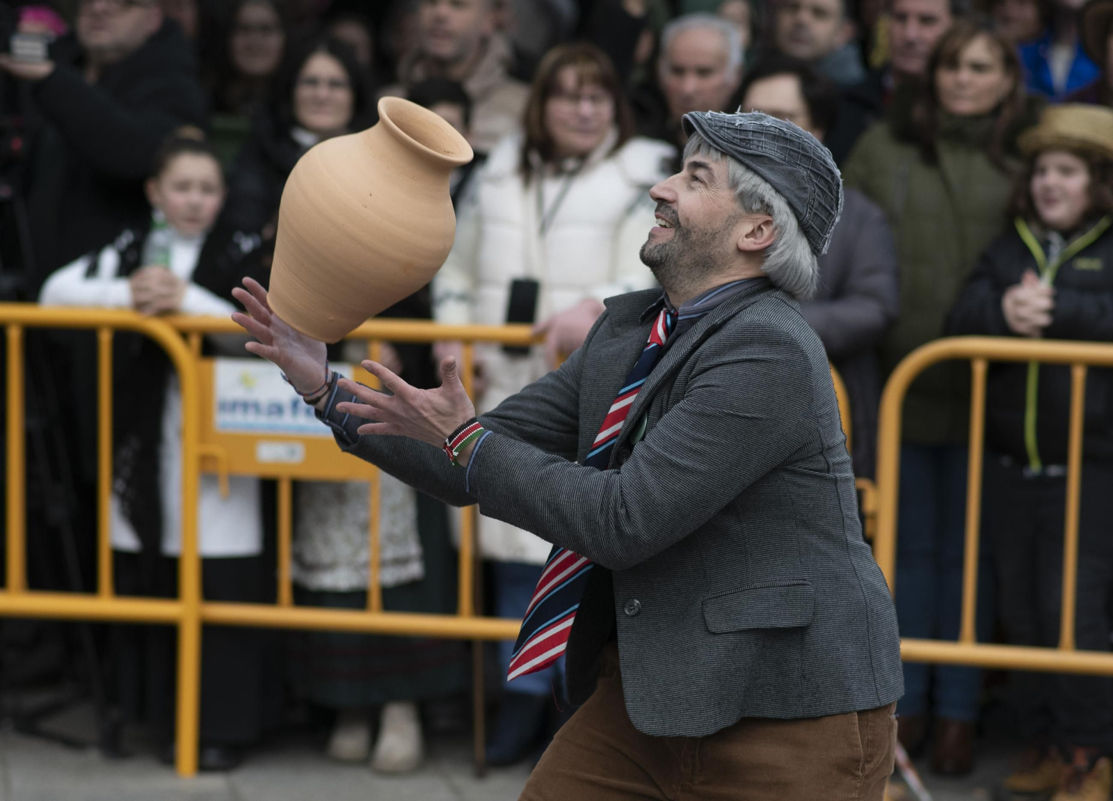 Galería |  Xinzo celebra su Domingo Oleiro con las olas volando en la Plaza Mayor