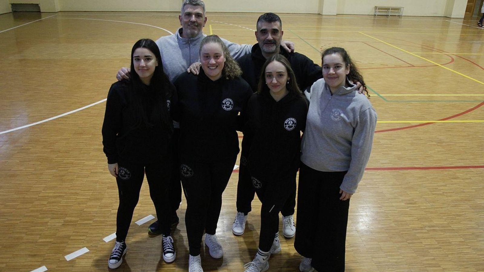 Sara, Michele, Noelia, Aitana, Daniel y Carlos, directivas y técnicos.