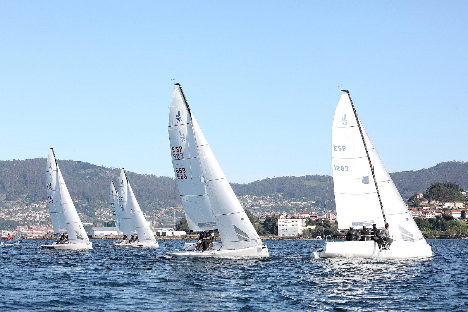 La flota de J70 compite en aguas de la ría desde hoy hasta el domingo.