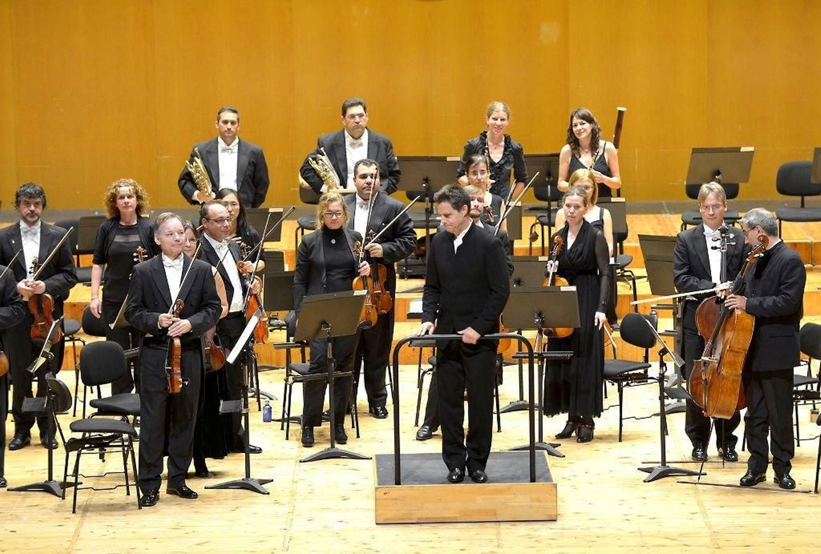 La orquesta comenzó su actividad en 1996 y tiene como principal director invitado a Christoph König