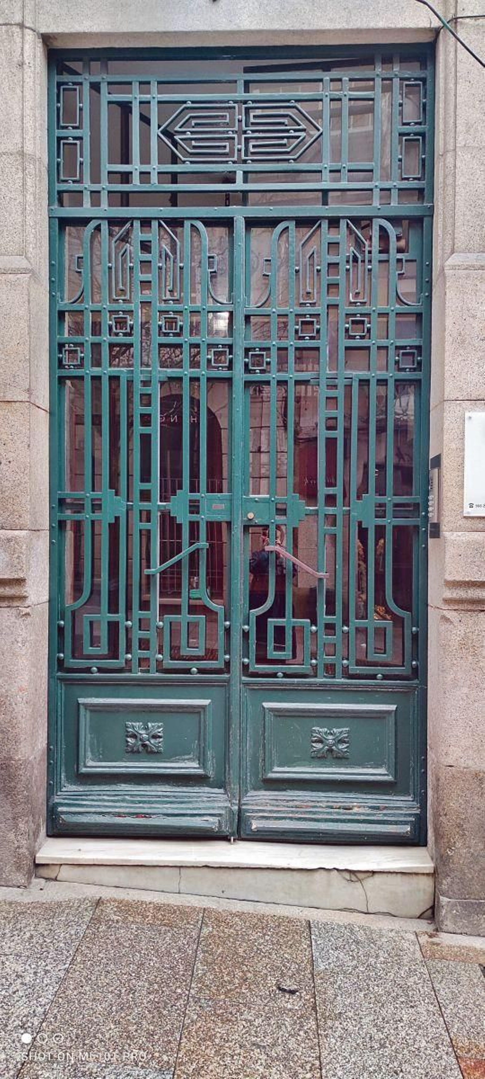 En hierro en un edificio de Conde Aldemira en la calle Alejandro Outeiriño