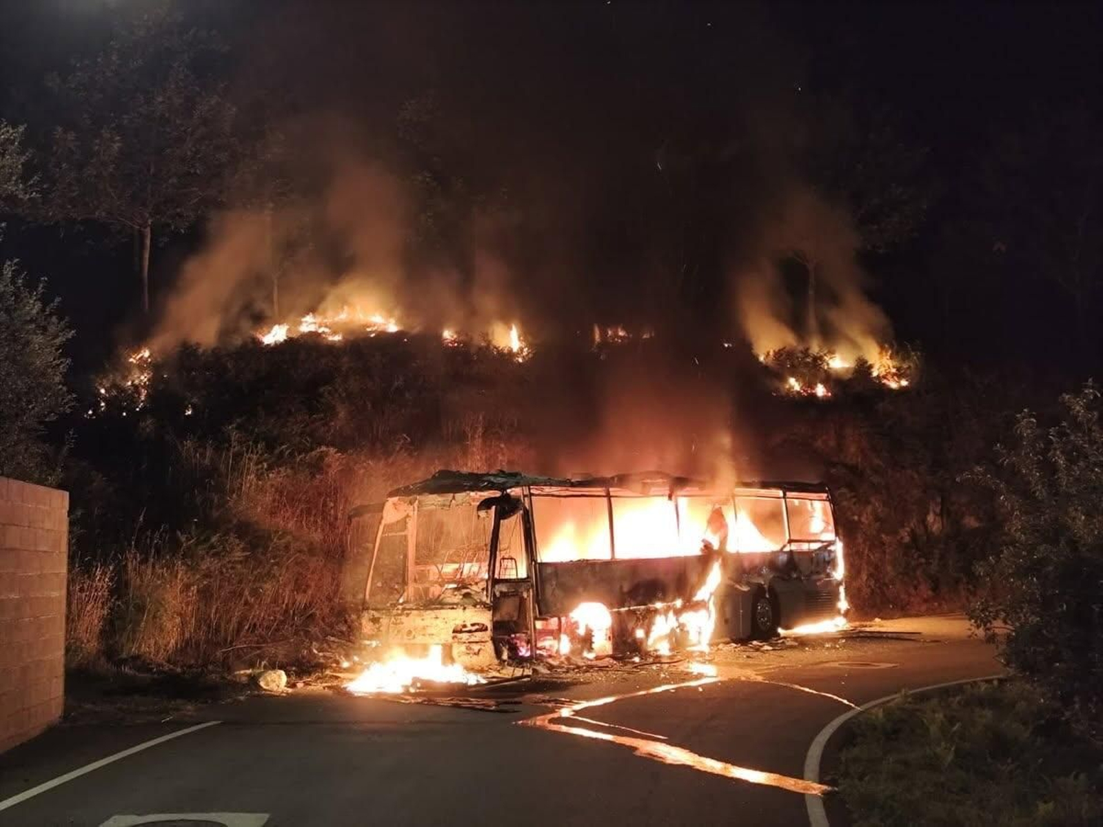 Incendio en un autobús en la parroquia de Verducido (Pontevedra).