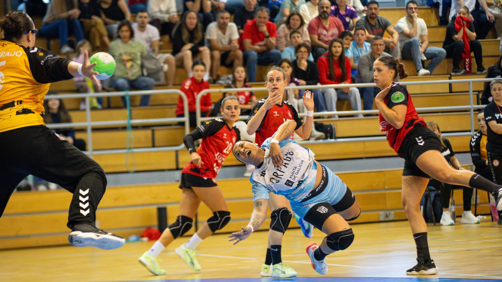 Lorena Téllez lanza a portería no partido de onte.