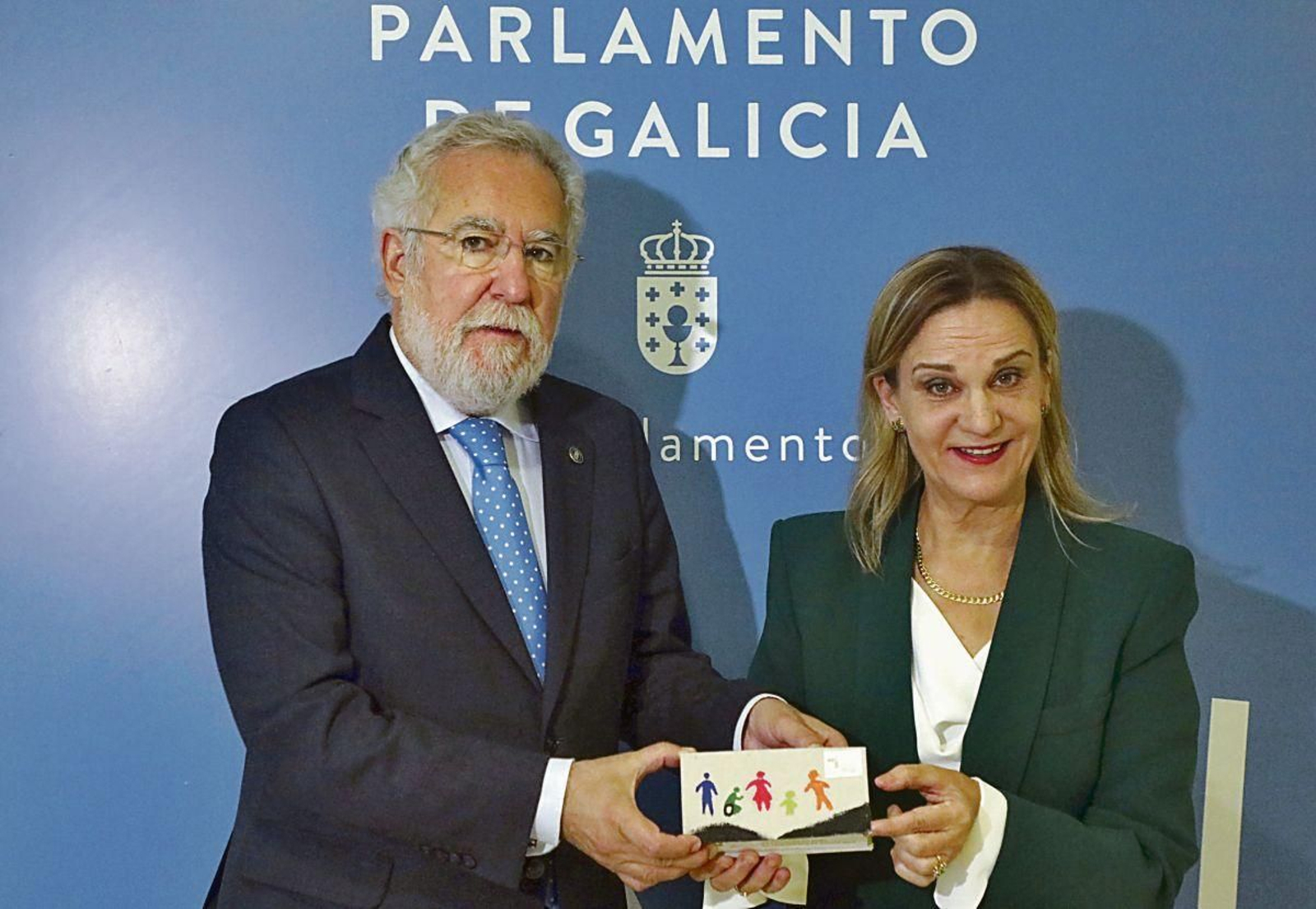 María Dolores Fernández Galiño entrega a Miguel Santalices, el informe anual de 2022.