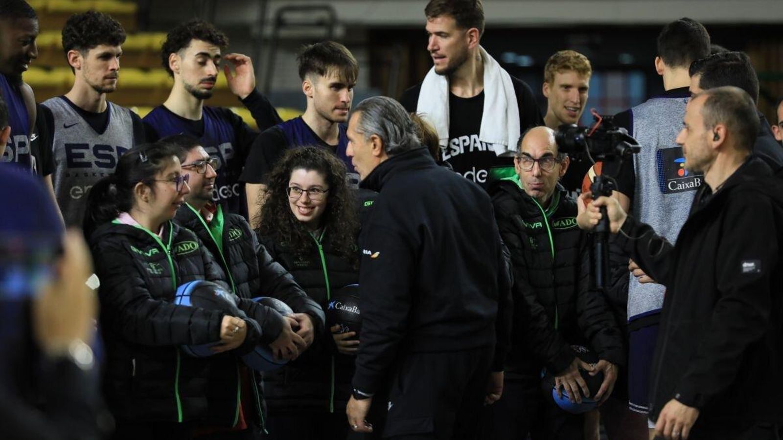 Sergio Scariolo conversa con algunos usuarios de ADO.