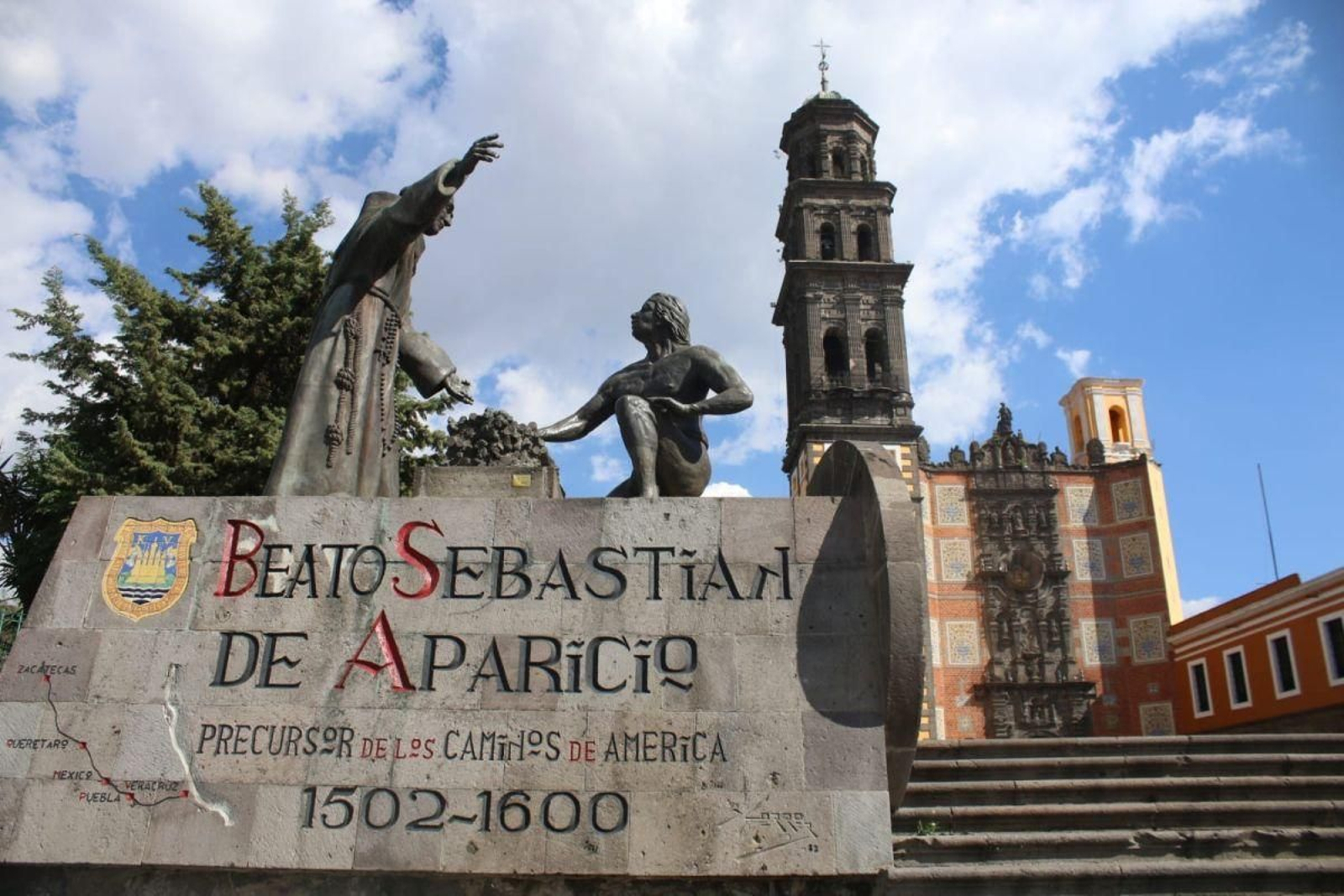 Monumento dedicado a Sebastián Aparicio na escalinata de acceso ó antigo convento de San Francisco de Puebla.