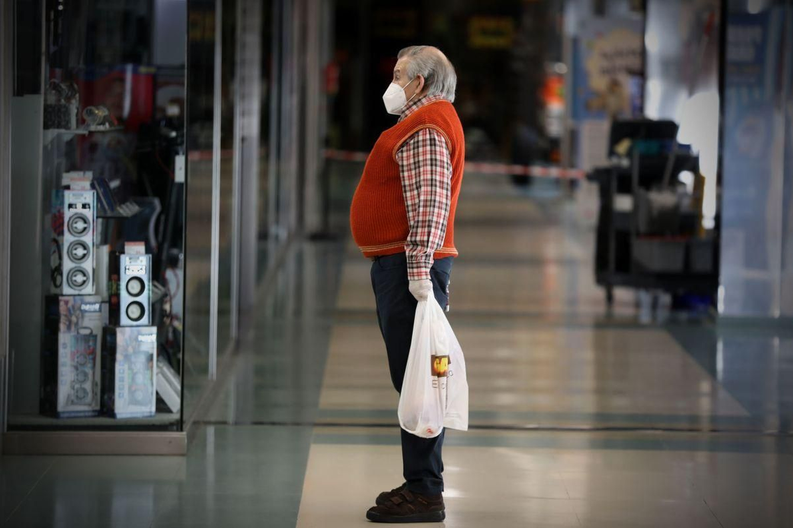 En el Centro Comercial Ponte Vella la mayoría de comercios aguardan por la fase 2. (Fotos: José Paz)