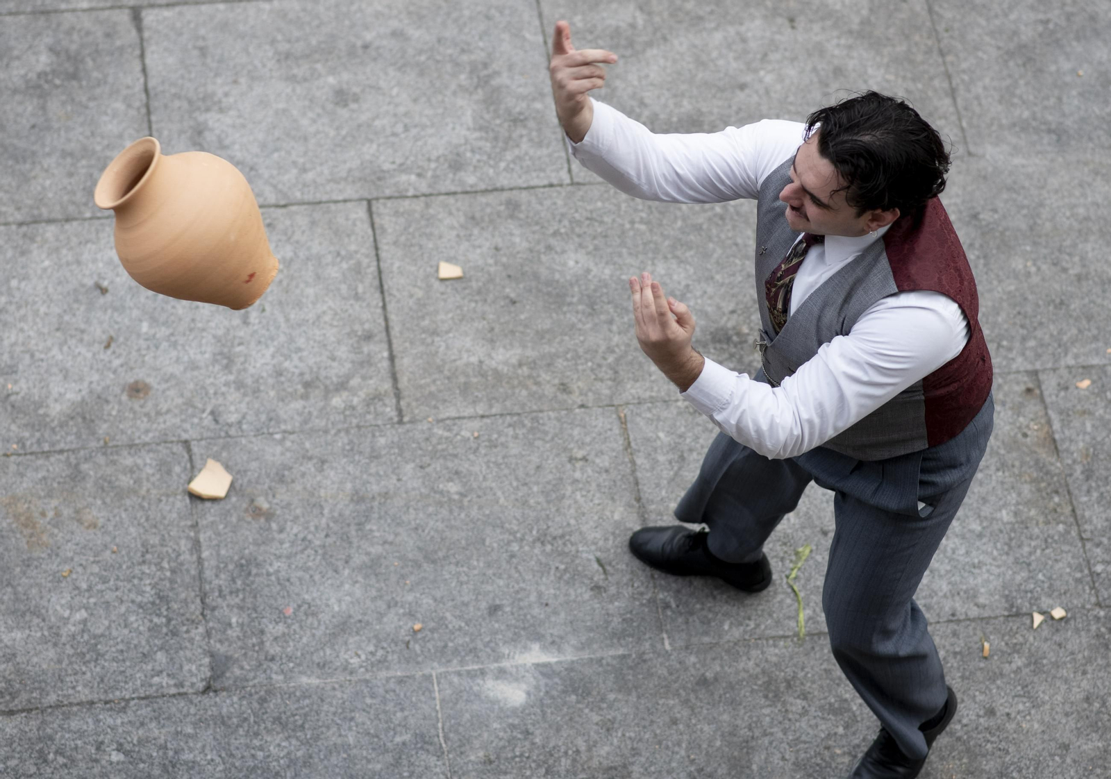 Galería |  Xinzo celebra su Domingo Oleiro con las olas volando en la Plaza Mayor