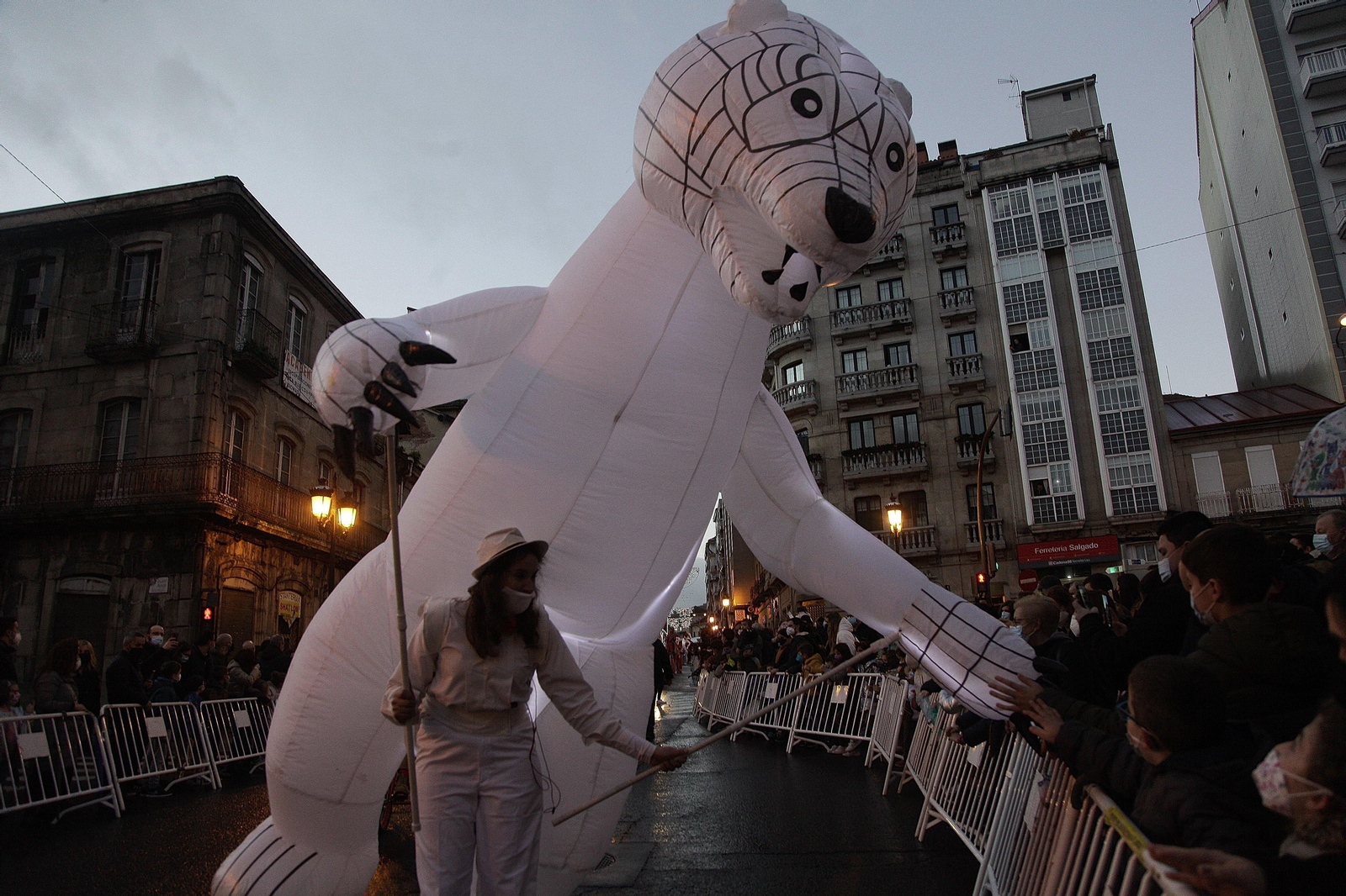 OURENSE. Osos polares, dragones o zancudos, entre los elementos del desfile. Miguel Ángel
