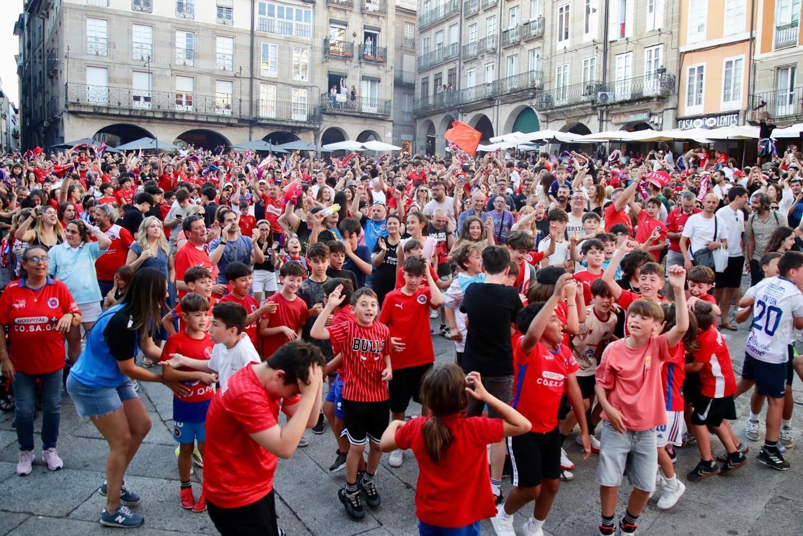 Galería | La afición de la UD Ourense sale a las calle de Ourense para disfrutar del ascenso a Primera Federación, en fotos