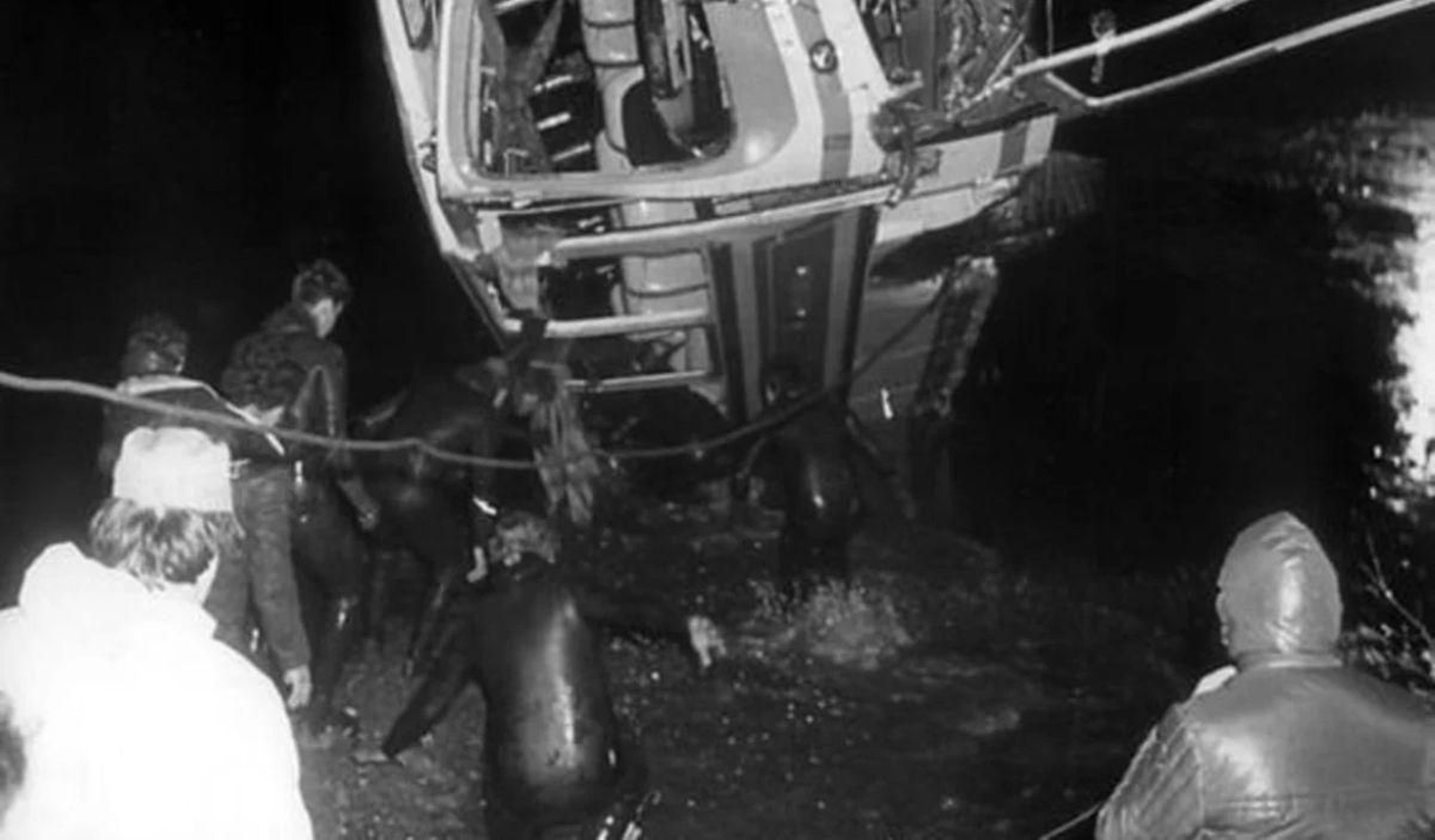 Una imagen de archivo del accidente del autobús en el Órbigo.