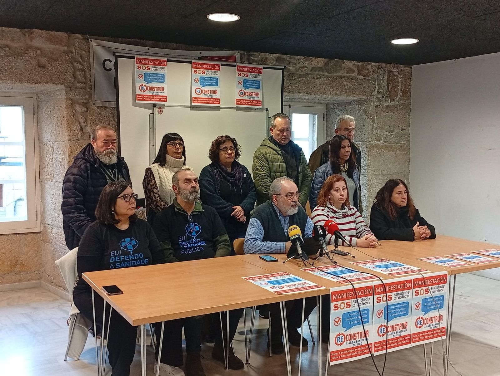 Manuel Moreira, con representantes de la plataforma, ayer en rueda de prensa.