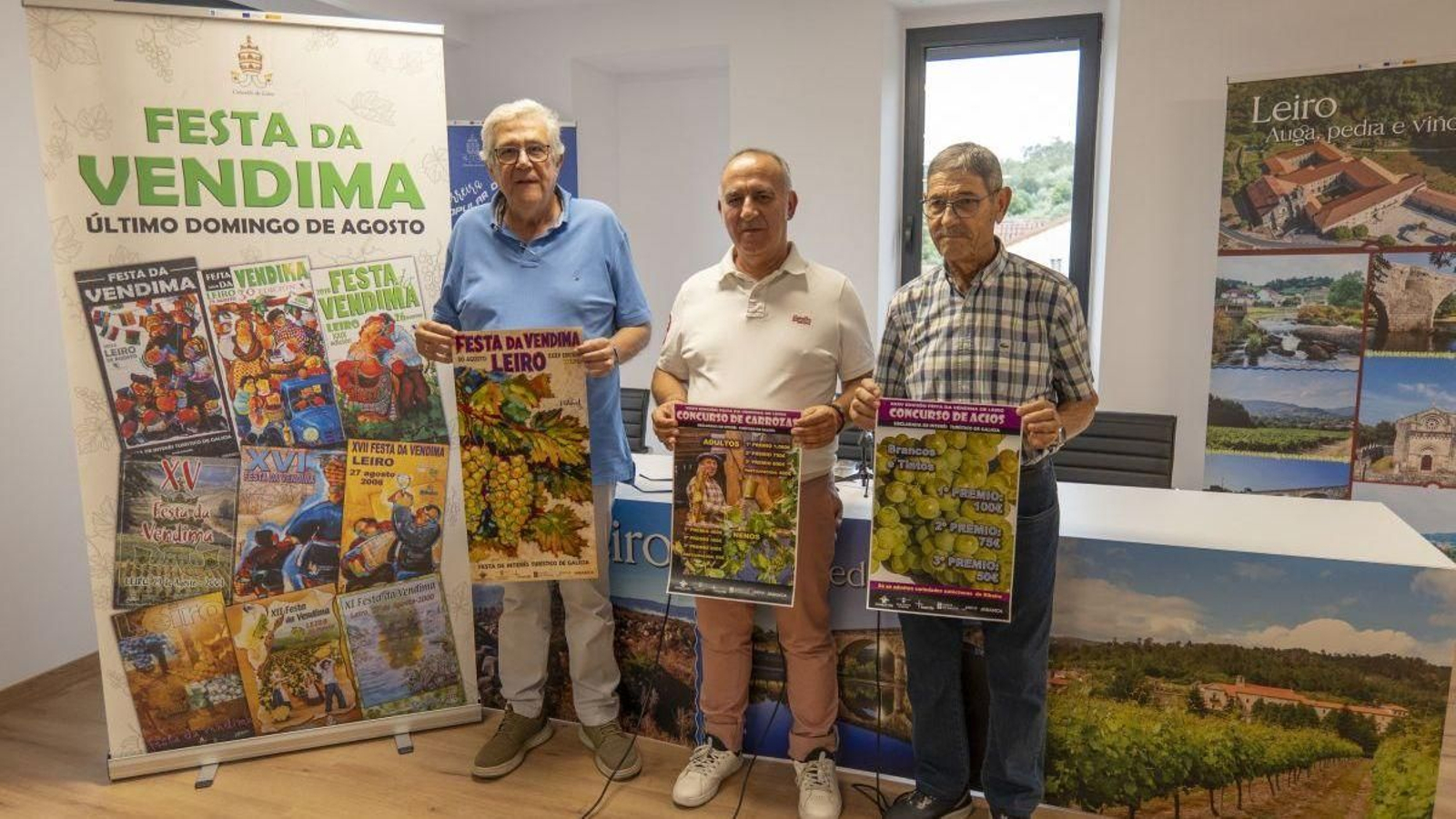Francisco Fernández, Ramón Álvarez y Avelino Alemparte con el cartel de la fiesta