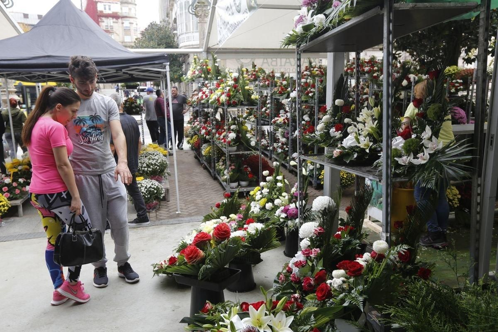 Las floristerías viven sus días de más trabajo de cara a la celebración de Fieles Difuntos (XESÚS FARIÑAS).