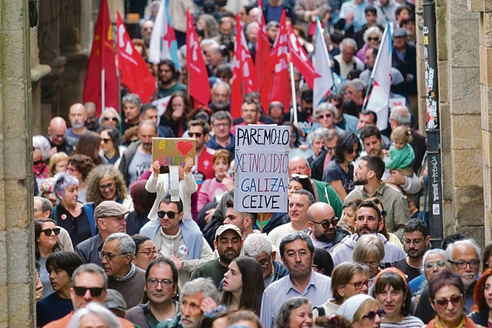 Baixo o lema “O galego, lingua vital”, a protesta percorreu Compostela.