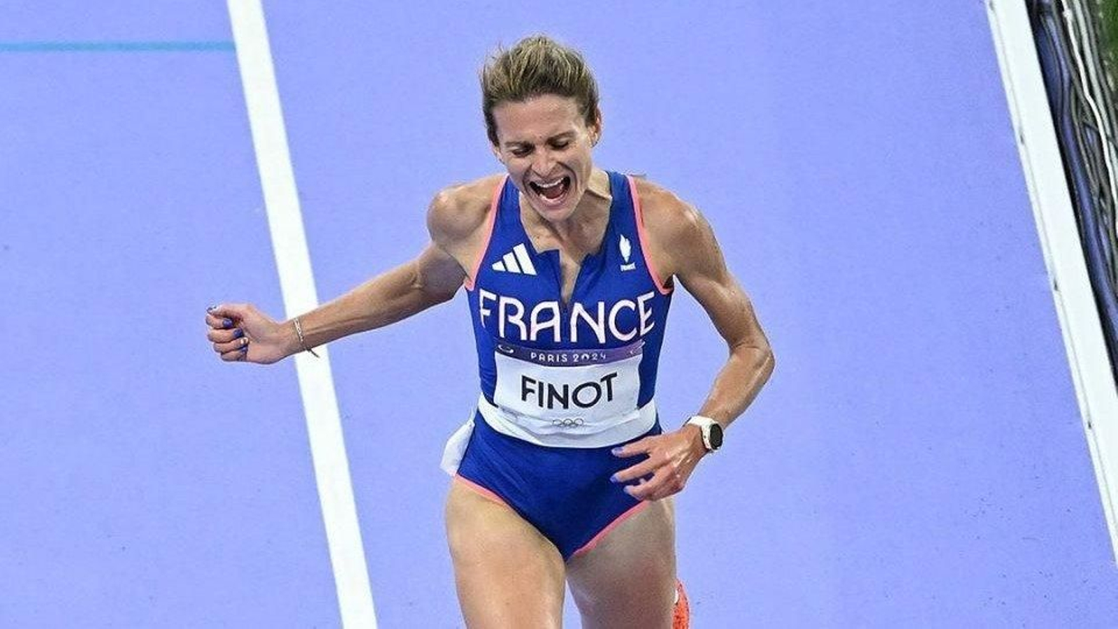 Alice Finot cruza ayer la línea de meta en la final de los 3.000 obstáculos en París.