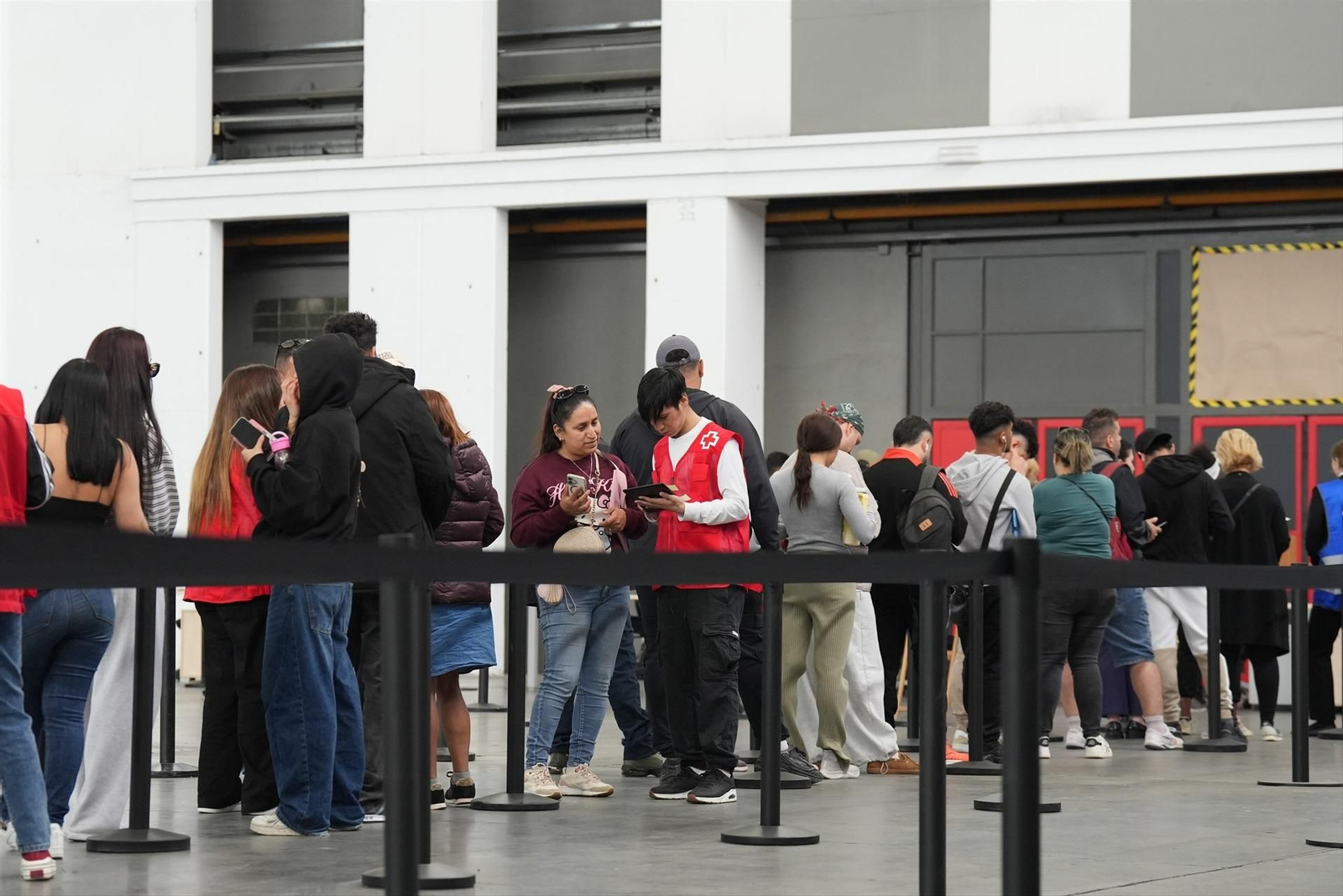 Decenas de migrantes hacen cola en el pabellón 2 del recinto de Montjuïc de Fira de Barcelona, el pasado 6 de mayo.